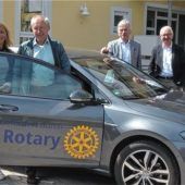 Rotarier übergeben E-Mobil an Kinderschutzbund
