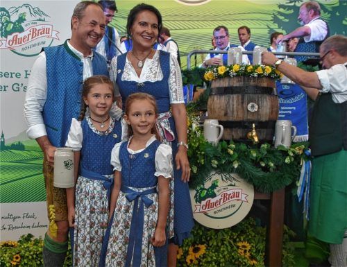 Abschied vom Herbstfest: Andreas Schmidt, Ehefrau Beate und die beiden Töchter. Foto Ruprecht
