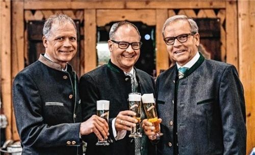Abschiedsbier: Technischer Geschäftsführer Thomas Frank, Inn-Gastro-Geschäftsführer Andreas Schmidt und Auerbräu-Geschäftsführer Dirk Steinebach (von links). Foto Auerbräu