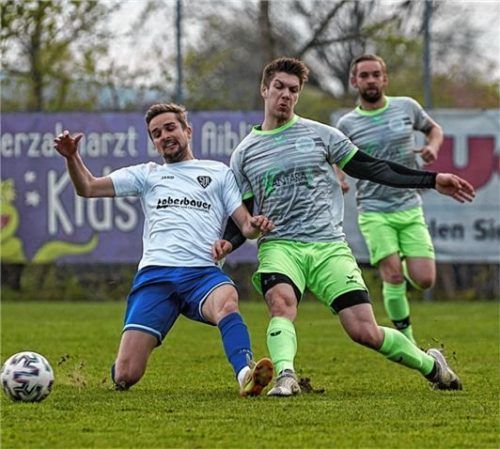 Abstiegskampf: Bad Aiblings Simon Seiderer (rechts) gegen Amerangs Florian Grulke.Foto Dirk Habermann
