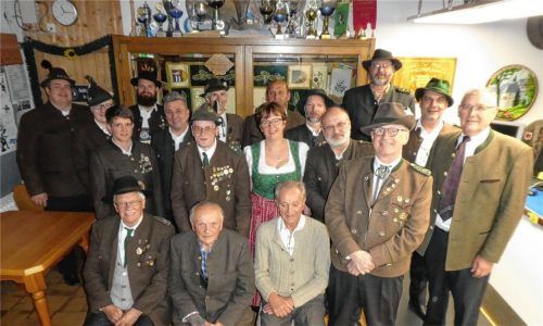 Alle waren sich einig, dass sie sich als Schützengau Chiemgau-Prien würdig von Bernhard Brehmer (Zweiter von rechts) vertreten fühlen und so wählten sie ihn abermals zu ihrem Gauschützenmeister.Foto FSG Prien