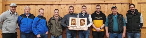 Alter und neuer Vorstand der Stockschützen: (von links) neuer Abteilungsleiter Marcus Maier, „Häuslwirt“ Peter König senior, Schriftführer Sepp König, neuer Sportwart Andi Hartl, bisheriger Abteilungsleiter Thomas Zunhammer, bisheriger Sportwart Johannes Braun, Kassier Dominik Bacher, bisheriger Stellvertretender Abteilungsleiter und jetziger Beisitzer Helmut Grill sowie neuer stellvertretender Abteilungsleiter Peter König junior. Foto re