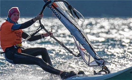 Amelie Huber gewann die bayerische Jugendmeisterschaft im Windsurfen ohne Probleme.Foto MoanPhoto/RSC Chiemsee