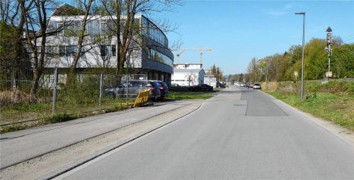An der Conradtystraße führt der Bürgersteig bis kurz vor die Firma Mues. Jetzt soll er weiter in Richtung Westen gebaut werden. Foto Riediger