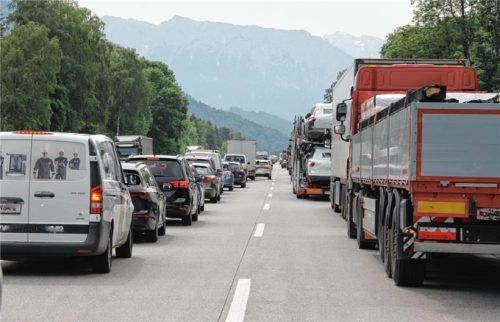 Anstellen für den Grenzübergang: Stau auf der Inntalautobahn. Foto Schmidt