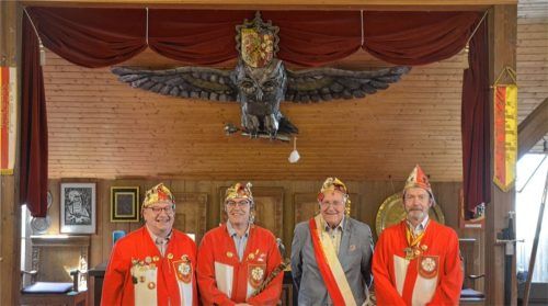 „Arte Voluptas“ heißt das Motto der Schlaraffen: In voller „Rüstung“ von links: Oberschlaraffe „Fresco von Hetz mi Ned“, „Tirando der Minneholzige“, „Lockolin das stille Blondchen“ und „Konrad-san da Kimm-Mo“. Foto Stöppler