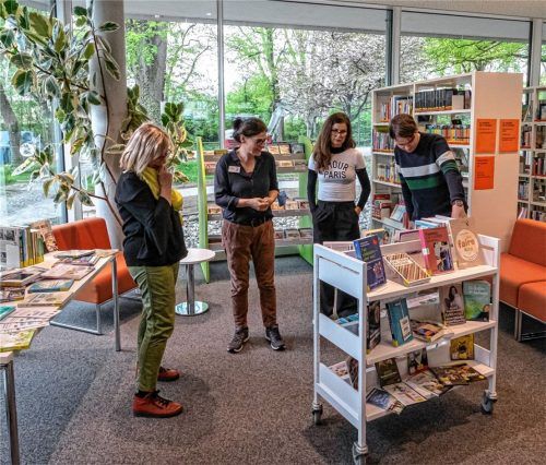 Auch die Stadtbücherei ist Teil der zukünftigen Fairtrade-Stadt Kolbermoor: In deren Räumen hat die Leiterin der Bücherei, Andrea Sondhauß (Zweite von links) derzeit eine Buchausstellung zum Thema fairen Handels aufgebaut. Die Steuerungsgruppe der Fairtrade-Initiative konnte sich davon überzeugen. Foto Thomae