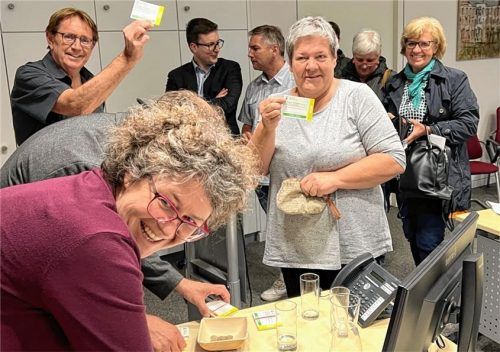 Auch die Stadträte (von links) Dieter Kannengießer, Tobias Wudy, Florian Spannagl, Dagmar Levin-Feltz, Caroline Schwägerl und Andrea Rosner standen nach der Sitzung an, um bei Geschäftsleiterin Elisabeth Kalenberg (vorn) die Fahrscheine zu erstehen. Foto  Ka