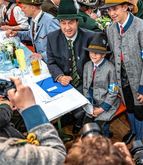 Auch für ein Selfie war Ministerpräsident Markus Söder zu haben, auch wenn die übrigen Fotografen schon lauerten. Foto Nitzsche