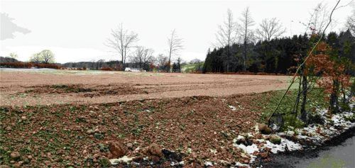Auf dem ehemaligen Campingplatz am Moor wurde Kies aufgeschüttet. Dies soll laut Regierung von Oberbayern im Nachgang legalisiert werden. Ehepaar Weimann kritisiert dies scharf.Foto Weimann