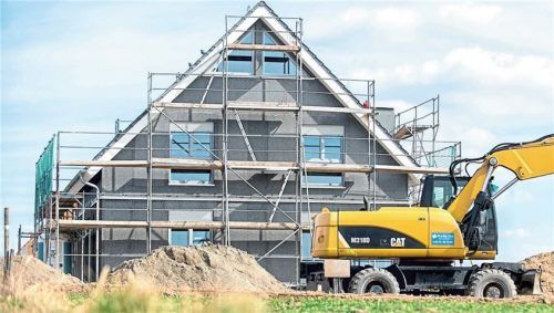 Auf den Baustellen in Deutschland sind in letzter Zeit die Rohstoff-Preise stark gestiegen – und die Firmen geben diese an Baufamilien weiter. Foto dpa/Hauke-Christian Dittrich