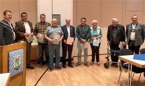 Auf der Generalversammlung der Siedler waren unter anderem: (von links) der Vorsitzende Christian Wagner, Werner Gmeiner, Thomas Eckl, Franz Draxinger, Alois Schied, Alexander Draxinger, Emmi Klingberg, Ludwig Reimeier und der stellvertretende Vorsitzende Jürgen Stadler. Foto re