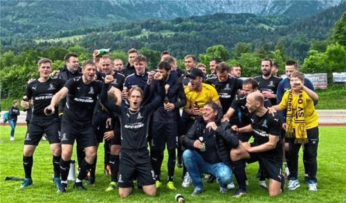 Aufstiegsfoto am Fuße der Alpen: Der SV Ostermünchen hat in Schönau die Rückkehr in die Bezirksliga geschafft.Foto SV Ostermünchen
