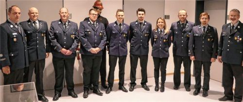 Beförderungen zum Löschmeister: (von links) stellvertretender Kommandant Armin Hörl, Helmut Schupp (Löschmeister), Michael Hager (Brandmeister), Dominik Schmidt (Löschmeister), Robert Stocker (Löschmeister), Daniel Gebert (Löschmeister), Nina Schrank (Oberlöschmeisterin), Martin Kreuzmair (Oberlöschmeister), Erwin Heimbuchner (Löschmeister) und Kommandant Franz Wudy. Nicht auf dem Foto ist Jürgen Schlarb (Oberbrandmeister).Foto  re