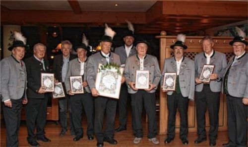 Bei der 111. Generalversammlung ehrte Vorsitzender Josef Stettner (links) zusammen mit dem Zweiten Vorsitzenden Josef Schied (rechts), die langjährigen Mitglieder (von links) Simon Bartl, Heinz Stöckl, Josef Mayer, Franz Fegl, Ehrenmitglied Rupert Pichlmaier, Marcus Maier, Josef Mayer, Anton Aicher sowie Alfons Daxenberger. Foto re
