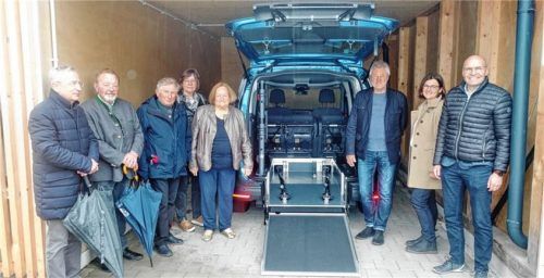 Bei der Auto-Vorstellung: (von links) Abteilungsleiter vom Landratsamt Traunstein Florian Amann, Rosenheims Zweiter Landrat Josef Huber, Fördervereins-Vorsitzender Alois Glück, Beiratsvorsitzende vom Chiemseehospiz Susanne Weyand, Zweite Fördervereins-Vorsitzende Reinhilde Spies, Fördervereins-Schatzmeister Walter Richter, Haus- und Pflegedienstleiterin Ruth Wiedemann und Chiemseehospiz-Vorsitzender Stefan Scheck. Foto Hötzelsperger