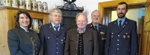 Bei der Ehrung: Mesnerin Gertraud Maurer, Vorsitzender Anton Schober, der langjährige Kassier Bartholomäus Binder, Ehrenkommandant Hans Huber und stellvertretender Vorsitzender Martin Deindl.Foto Stuffer-Chunphetch