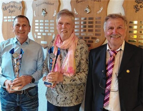 Bei der Ehrung: (von links) Andreas Weigl, Helga Wendlinger und Rudolf Grobauer.Foto Detterbeck