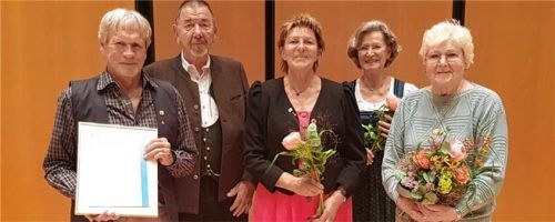Bei der Ehrung: (von links) Eduard Berger für 60 Jahre, Vorsitzender Reiner Maras, Renate Heine für 20 Jahre, Chorleiterin Heide Hauser und Rosi Sieber für 75 Jahre.