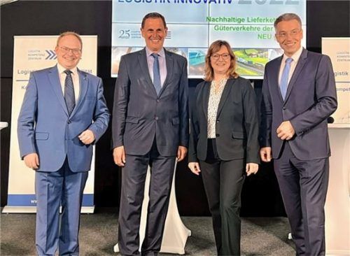 Bei der Eröffnung des Symposiums: (von links) Andreas Friedrich, Bürgermeister der Marktgemeinde Prien, Karl Fischer, Geschäftsführer LKZ Prien, Dr. Petra Seebauer, Geschäftsführerin LKZ Prien, und Landrat Otto Lederer. Foto LKZ Prien GmbH