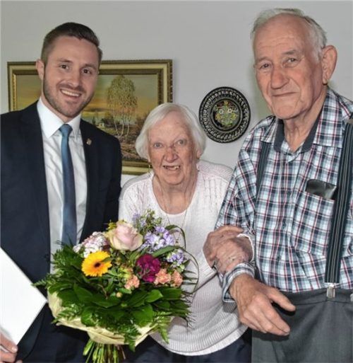Bei der Feierstunde: Bürgermeister Daniel Artmann (links) gratuliert Paul und Ilse Huber zum Hochzeitstag. Foto Schlecker