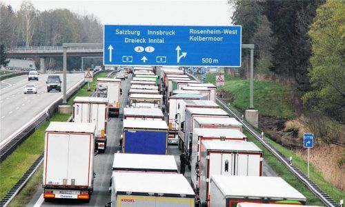 Bei der jüngsten Blockabfertigung stauten sich die Lkw über die A93 auf die A8 zurück. Erst am späten Nachmittag löste sich der Stau langsam auf. Ob sich das Szenario wiederholt, wird sich am Montag zeigen.Foto Reisner.