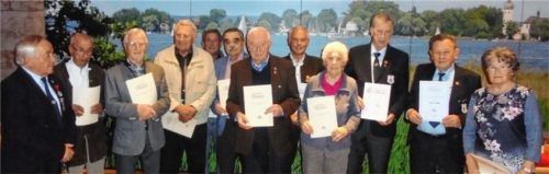 Bei der KSK Rosenheim gab es Mitgliederehrungen: (von links) Vorsitzender Rudolf Hötzel, Wilhelm Karl, Peter Ebenhöh, Horst Friedrich, Josef Hanslmeier, Norwin Lassal, Adolf Dinglreiter, Anton Daurer, Franziska Herrmann, Franz Polland, Henryk Scheffler und Rosemarie Knochner.Foto KSK