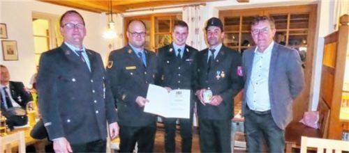 Bei der Mitgliederversammlung: (von links) Vorsitzender Albert Auer, Kreisbrandmeister Franz Aichinger, Kommandant Peter Heiß, Ehrenmitglied Christian Irger und Bürgermeister Georg Huber.Foto  Hötzelsperger