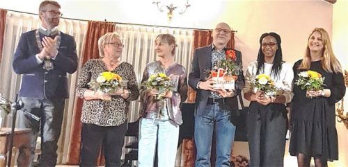 Bei der Preisverleihung: (von links) Bürgermeister Stefan Kattari, Edith Anna Polkehn aus Niederbayern, Sybille Wobser-Zheng aus München, Siegfried Straßner, Nürnberg, Ada Diagne, Wien, und Julia Gehrig, Landshut. Nicht auf dem Foto ist Christian Roman, Senftenberg, der derzeit als Dokumentarfilmer für SeaWatch unterwegs ist. Foto Giesen