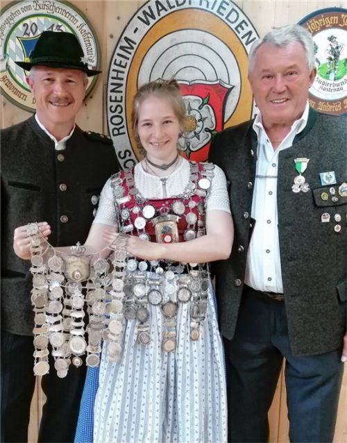 Bei der Siegerehrung: (von links) Zweiter Schützenmeister Hermann Dodl, Doppel-Königin Elisabeth Marx mit beiden Königsketten und Ehrenschützenmeister Helmut Klinger. Foto SG Waldfrieden