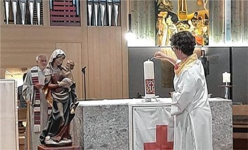 Bei der Wortgottesdienstfeier: Sebastian Heindl, Diözesanpräses der KFD und Martina Mauder, geistliche Begleitung der KFD Kolbermoor bei der Wortgottesdienstfeier. Foto Franke