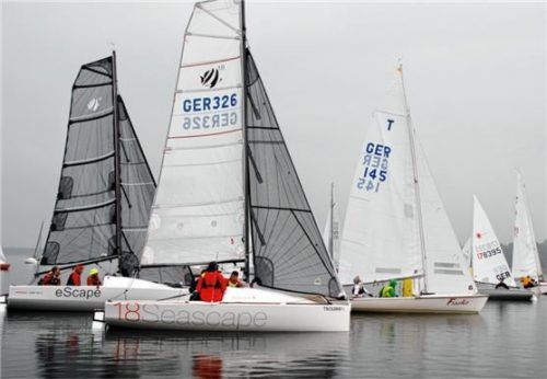 Beim Ansegeln am Simssee starteten alle Klassen, auch die Seascape 18, die am Wochenende den „Simssee-Cup“ aussegeln. Foto Gerhard Niessen