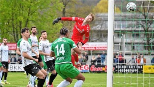 Beim Eichstätter 1:1-Ausgleich von Fabio Pirner kam Wacker-Torwart Fabian Stapfer nicht ran.Foto Johannes Traub