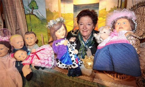 Beim neuen Stück des Kieferer Puppentheaters „Der Weg zur Krone“ von Dorle Dengg geht es um die Begegnung der bayerischen Ilse Aigner (Puppe) mit der englischen Königin.Foto Schmidt