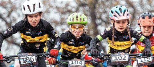 Beim Pölz-Cup-Rennen durften die Mädels und Buben der jeweiligen Klasse gleichzeitig starten und die Fahrer des RSV Traunstein, Bastian Scheck (Nummer 106), Fabian Scheck (104) und Johanna Steinbacher (102), machten in der U11 gleich mächtig Dampf. Foto Claus Prokscha