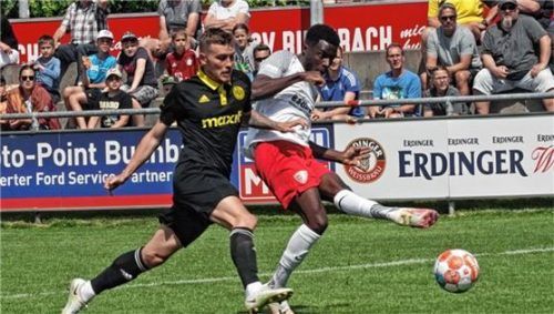 Bester Mann auf dem Feld: Daniel Muteba, verfolgt von Nico Andermatt.Foto Michael Buchholz