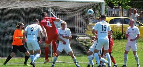 Bittere Pille: Forstinnings Matthias Hirt (Nummer 4) trifft nach drei Minuten ins SG-Gehäuse.Foto Johannes Wimmer