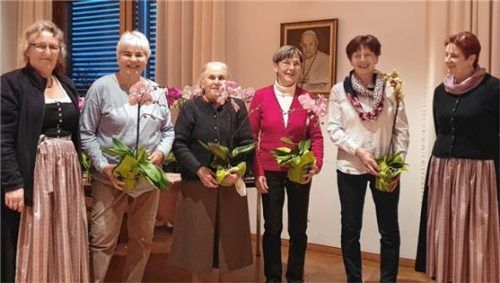 Blumen für die treuen Mitglieder: Vorsitzende Burgi Jarolin (links) und Zweite Vorsitzende Sylvia Weiss (rechts) zeichneten (von links) Irene Sixt, Gertraud Opperer, Johanna Weingast und Resi Hauser aus.Foto re