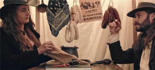 Brauerin und Banditin Babsi (Corinna Blädel) und Revolverheld Anton Gonist (Mario Pruischütz) belauern sich. Foto Camgaroo Productions