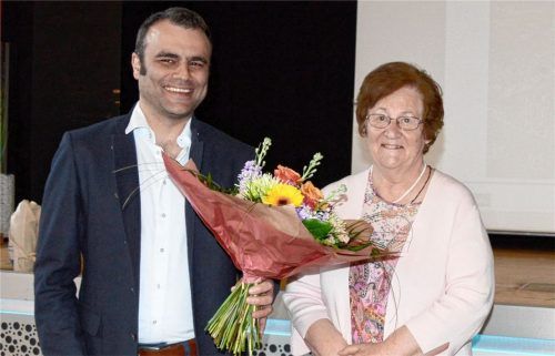 Bürgermeister Alois Loferer überreicht Elisabeth Webersberger Blumen als Dank für die Unterstützung der kommunalen Tourismusarbeit und ihre geleistete Vereinsarbeit. Foto Ammelburger
