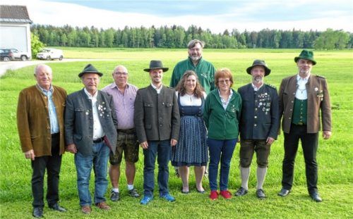 Bürgermeister Christian Glas (von links) gratuliert Ehrenmitglied Clemens Gruber, Sportleiter Franz Linner, Kassier Manfred Lex, Damenleiterin Rebecca Weicher, Zweiter Schützenmeisterin Renate Lindner, Schützenmeister Michael Lex, Gauschützenmeister Bernhard Brehmer und Schriftführer Sebastian Hering (hinten).Foto re