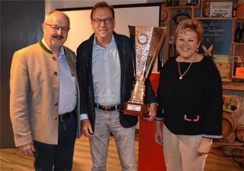Bürgermeister Peter Kloo (links) und Vorstandssprecherin Sabine Balletshofer-Wimmer (rechts) gratulieren der Tischtennisabteilung mit ihrem Vertreter Günter Lodes (Mitte) zum Gewinn des deutschen Pokals. Foto Sedlbauer