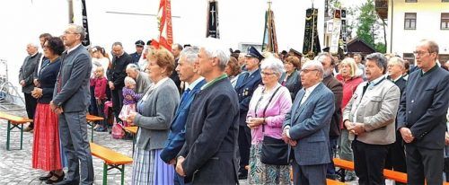 Bürgermeister Thomas Schmidinger (Mitte), Landrätin Resi Schmidhuber (links daneben) und die zahlreichen Ehrengäste lauschten den Worten in der Predigt von Pfarrer Mario Friedl.