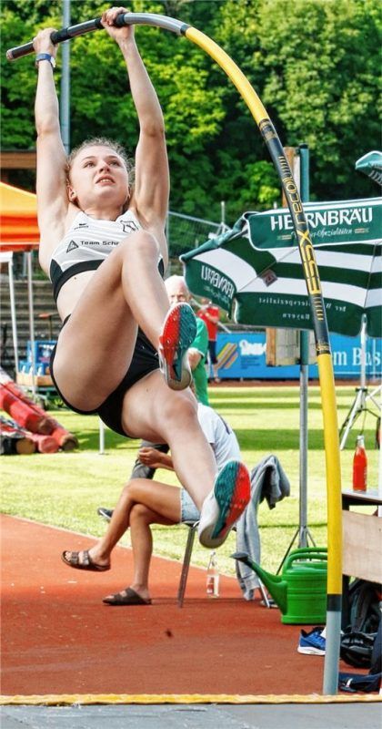 Chiara Sistermann vom TSV Gräfelfing startet als eine der aktuell besten deutschen Stabhochspringerinnen bei den Frauen in der Wasserburger Altstadt. Foto Ludwig Stuffer