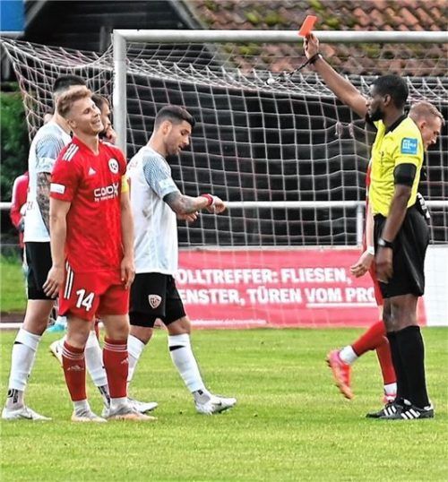 Christoph Fenninger kann es nicht fassen, als er die Rote Karte gezeigt bekam.Fotos Hans-Jürgen Ziegler