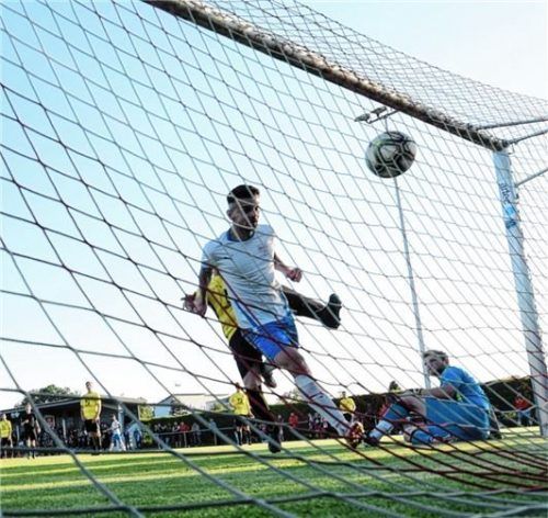 Da keimte Hoffnung für Kolbermoor auf: Belmin Adilovic köpft den Abpraller zum 1:2 ein.Foto Hans-Jürgen Ziegler