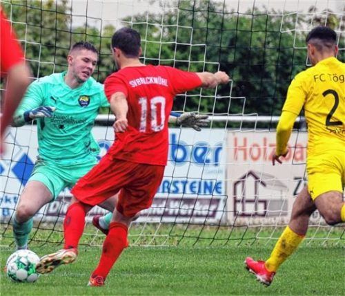 Das 1:0 für den SV Bruckmühl durch Maximilian Gürtler, der aus kurzer Distanz abstaubte. Foto  Christian Butzhammer