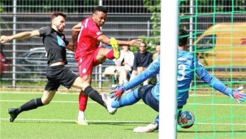 Das 2:0 für Traunstein durch Mike Opara, der von Harun Balci (links) nicht zu stoppen war und Michael Perkovic keine Chance ließ. Foto Wolfgang Fehrmann