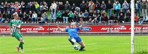 Das entscheidende Tor zum 3:1 für den SB Rosenheim durch Stürmer Lukas Starringer. Der Freilassinger Abwehrspieler kam zu spät. Foto Hans-Jürgen Ziegler
