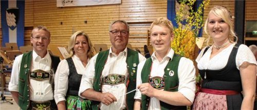 Das Frühjahrskonzert der Nußdorfer Musikkapelle bot den festlichen Rahmen für die Übergabe des Taktstocks von Franz Weyerer (Dritter von links) an Josef Maurer (Vierter von links) im Beisein des Ersten Vorsitzenden Franz Schober (links), Nußdorfs Bürgermeisterin Susanne Grandauer (Zweite von links) und Kathrin Florin (rechts) vom Musikbund Ober- und Niederbayern. Fotos Steffenhagen